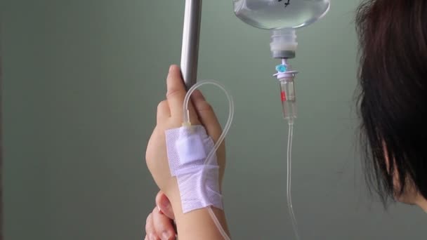 жінка пацієнтка в лікарні з солоною внутрішньовенною (iv
) - Кадри, відео
