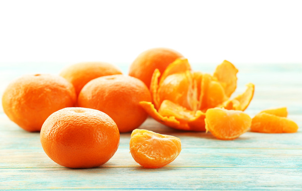 Ripe tangerines on wooden table isolated on white - Foto, Imagen