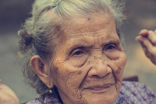 portrait d'une femme asiatique âgée. : Filtre vintage
 - Photo, image