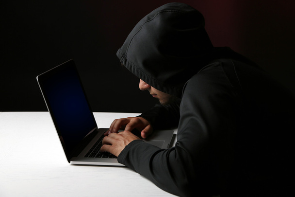 анонимный хакер с компьютером
  - Фото, изображение