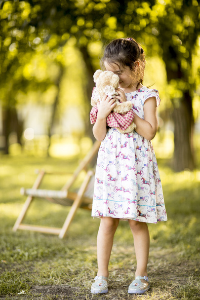 klein meisje in het park - Foto, afbeelding
