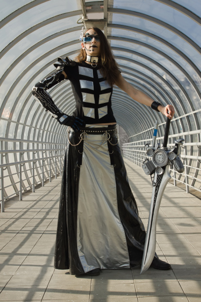 Chica futurista sosteniendo una hoja
 - Foto, Imagen