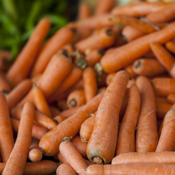 Oranje wortelen op de markt - Foto, afbeelding