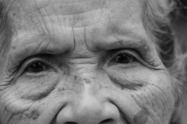 portrait d'une femme âgée asiatique, fond noir et blanc
. - Photo, image