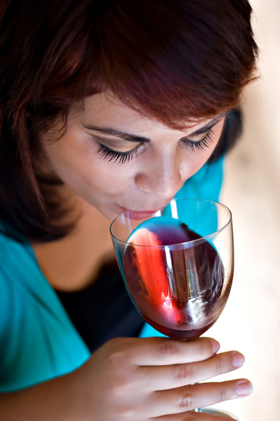 Femme buvant du vin rouge
 - Photo, image