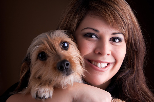 Mujer y su perro mascota
 - Foto, Imagen