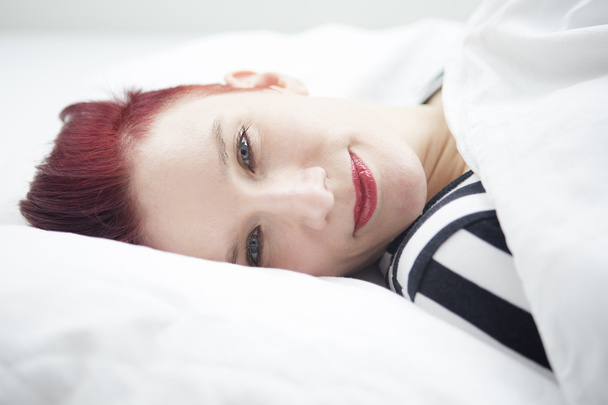 Červenovlasá žena ležící v posteli - Fotografie, Obrázek