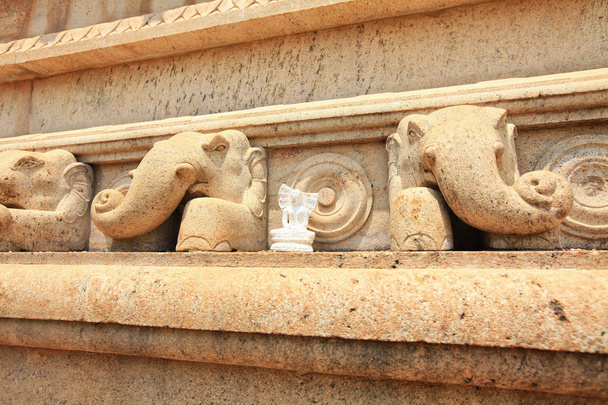 Anuradhapura, dagoba Ruvanvelisaya, détail Éléphants
 - Photo, image