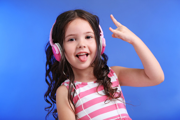 Attractive little girl with pink headphones  - Fotoğraf, Görsel