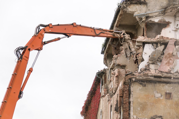 Demolición de edificios y caída por maquinaria para nueva construcción. - Foto, Imagen