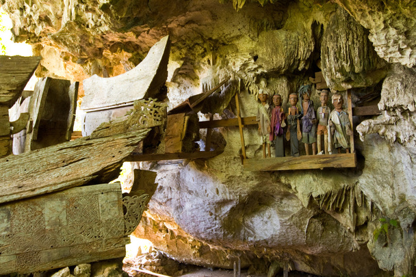 Tabut Effigies mağara Rantepao Tana Toraja asılı - Fotoğraf, Görsel