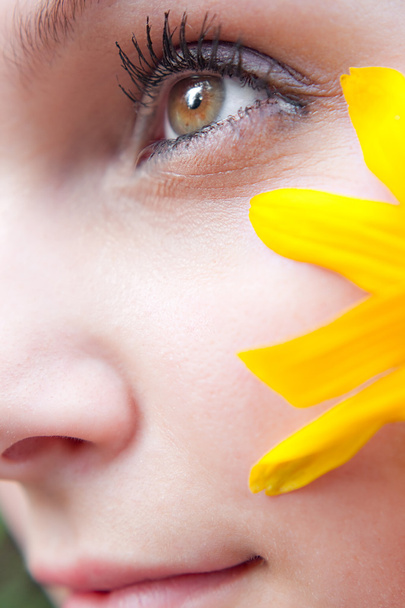 gele bloemenmeisje - Foto, afbeelding