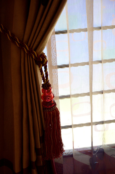 rideau de soie sur la fenêtre
 - Photo, image