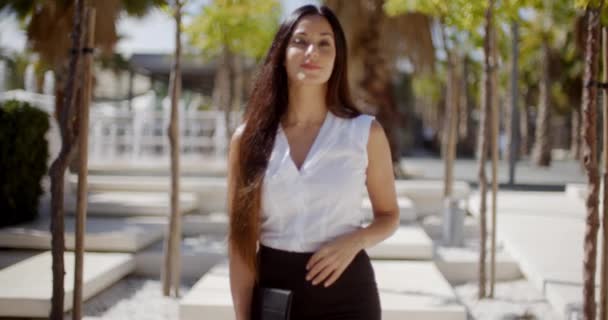 Joven empresaria caminando por un parque
 - Metraje, vídeo