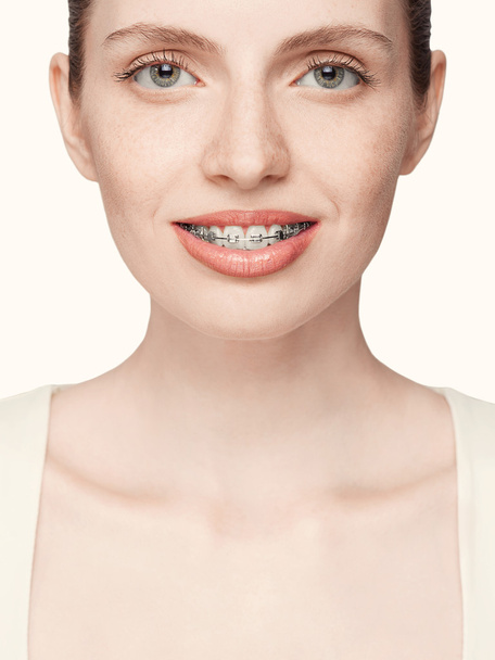 Onnellinen kaunis tyttö hammasraudat
 - Valokuva, kuva