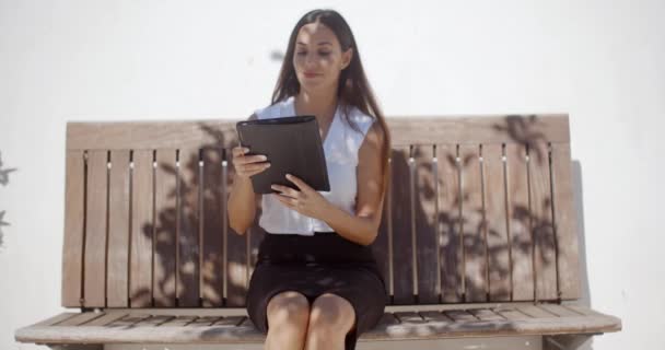 Adorable mujer de negocios trabajando en la tableta
 - Imágenes, Vídeo