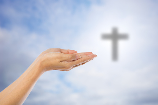 Des mains de femmes priant pour brouiller la croix sur le dos du ciel
 - Photo, image