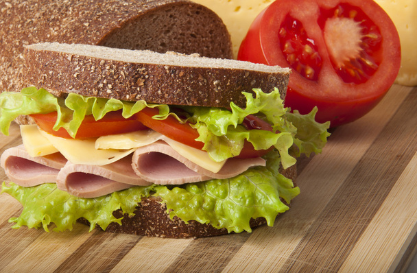 Healthy ham sandwich with cheese, tomatoes and lettuce - Φωτογραφία, εικόνα