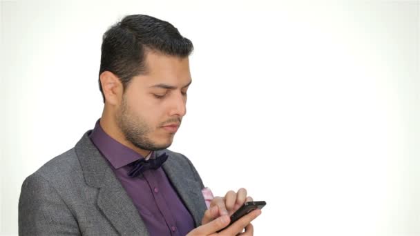 νεαρός επιχειρηματίας χρησιμοποιώντας το κινητό τηλέφωνο - Πλάνα, βίντεο
