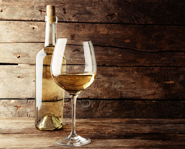 A bottle of white wine and a glass - Valokuva, kuva