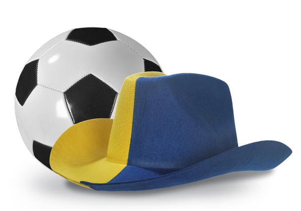 κίτρινο-μπλε καπέλο και μπάλα ποδοσφαίρου - Φωτογραφία, εικόνα