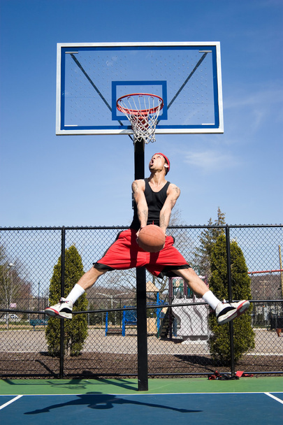 Mann spielt Basketball - Foto, Bild