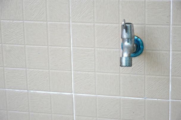 rubinetti d'acqua sulla parete
 - Foto, immagini