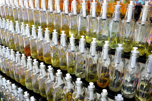 butelek perfum z różnych zapachów sprzedaży detalicznej - Zdjęcie, obraz