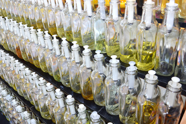 flacons de parfum aux parfums variés vente au détail
 - Photo, image