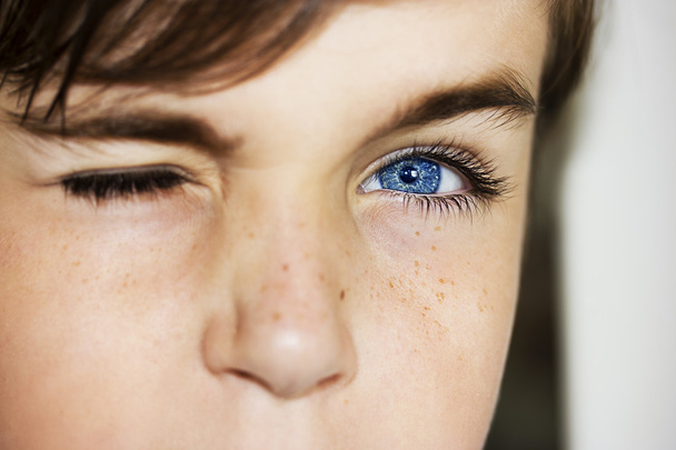 olhar perspicaz azul olhos menino
 - Foto, Imagem