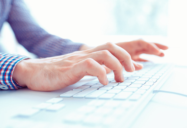 Männliche Hände oder männliche Büroangestellte tippen auf der Tastatur - Foto, Bild