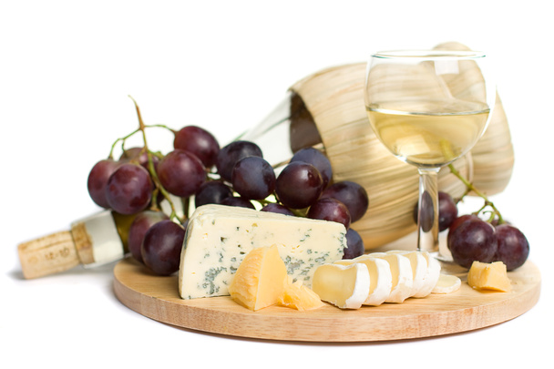 gastronomische gerechten - wijn, kaas en druiven geïsoleerd - Foto, afbeelding