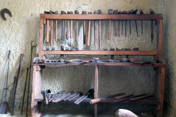 Prateleiras de madeira com ferramentas
 - Foto, Imagem