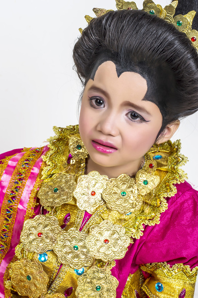 Asian dziewczynka nosić sukienki Bugisnese tradycyjne - Zdjęcie, obraz