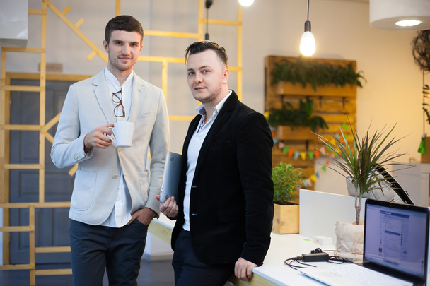 Zwei Männer arbeiten im Startup-Center - Foto, Bild