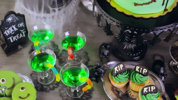 Mesa de comida para fiesta de Halloween
 - Imágenes, Vídeo