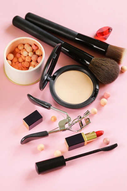 Kosmetyki zestaw do makijażu (puder do twarzy, szminka, tusz do rzęs brush) - Zdjęcie, obraz