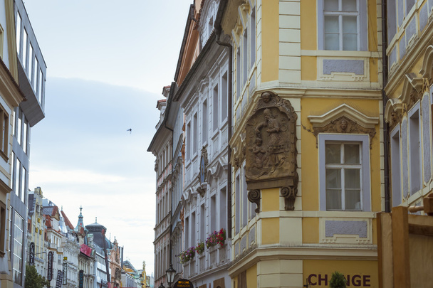 PRAGUE, CZECH REPUBLIC - AUGUST 28, 2015: Building with colorful murals on the facade in the old town of Prague, Czech Republic - Fotó, kép