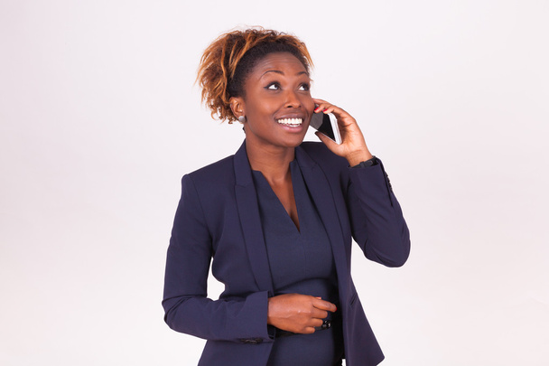 Αφρικανική αμερικανική επιχείρηση γυναίκα πραγματοποίηση μιας τηλεφωνικής κλήσης - Φωτογραφία, εικόνα