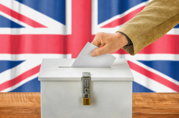 Homme mettant un bulletin de vote dans une urne - Royaume-Uni
 - Photo, image