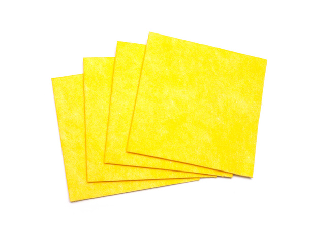 Keltaiset lautasliinat puhdistukseen. Valkoisella pohjalla
 - Valokuva, kuva