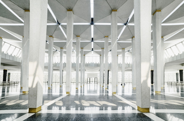 Moschea Nazionale Moschea Masjid Negara a Kuala Lumpur, Malesia
 - Foto, immagini