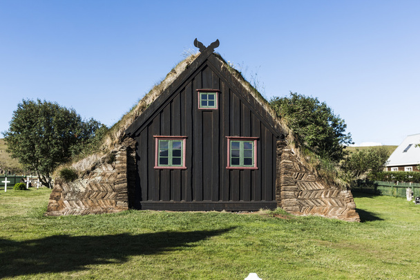 Vanha perinteinen islantilainen maatila, jossa on sammalkatot - vanha kirkko
. - Valokuva, kuva