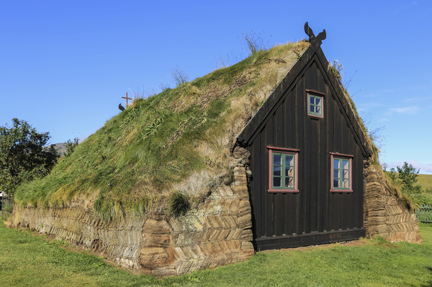 Yosunlu çatılar - eski kilise ile eski geleneksel İzlanda çiftlik. - Fotoğraf, Görsel