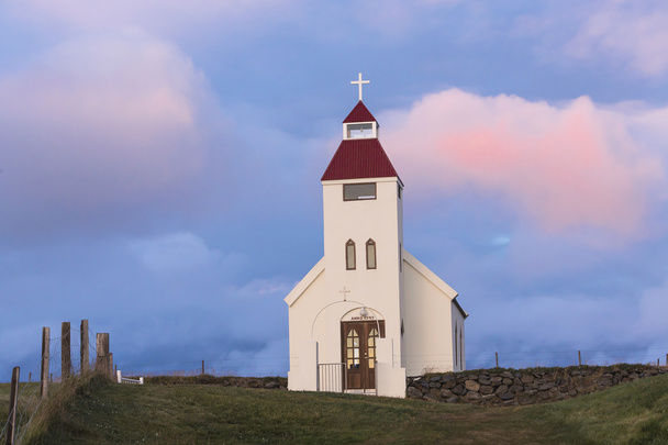 Τυπική Αγροτική Ισλανδική Εκκλησία κάτω από ένα γαλάζιο καλοκαιρινό ουρανό. - Φωτογραφία, εικόνα