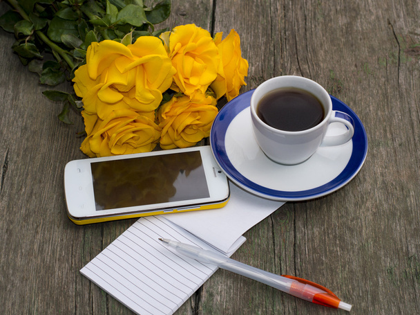filiżankę kawy, bukiet róż żółty, telefon, uchwyt, t - Zdjęcie, obraz