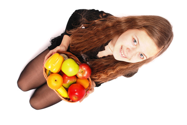Девушка держит свежие фрукты
 - Фото, изображение