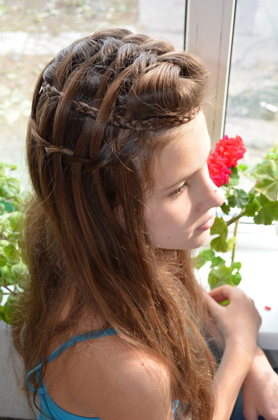 Dziewczyna w pobliżu okna z geranium - Zdjęcie, obraz
