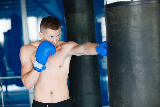 Gants de boxe d'action en tenue d'entraînement
 - Photo, image