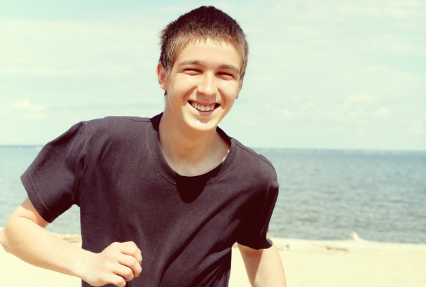 Щасливий молодий чоловік на морі
 - Фото, зображення